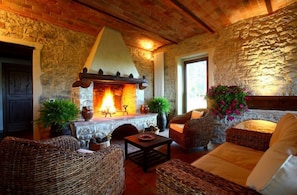 Flat-screen TV, fireplace - Podere Lucignano Secondo Agriturismo (Gaiole in Chianti)