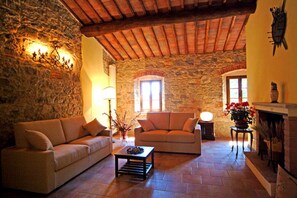 Flat-screen TV, fireplace - Podere Lucignano Secondo Agriturismo (Gaiole in Chianti)