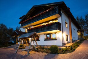 住宿正面 - 傍晚/夜晚