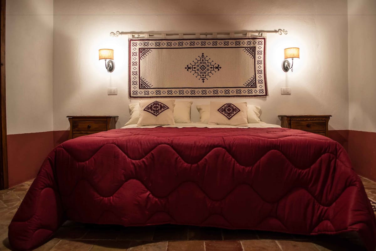 Individually furnished, free WiFi, bed sheets