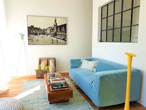 Smart-TV, Kamin, Bücher, Stereoanlage