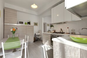 شقة - غرفتا نوم | مطبخ خاص | ثلاجة، ميكروويف، فرن، مستلزمات طهي/أطباق/أوعية