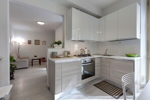 Leilighet, 2 soverom | Eget kjøkken | Kjøleskap, mikrobølgeovn, ovn og kjøkkenutstyr