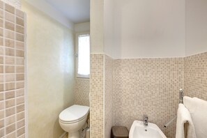 شقة - غرفتا نوم | حمام | تجهيزات دش، دُش غزير، مجففات شعر، مراحيض شطف