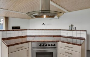 Réfrigérateur, micro-ondes, plaque de cuisson, lave-vaisselle