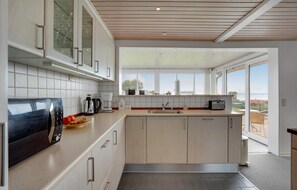 ثلاجة، موقد طهي مسطح، غسالة أطباق، ماكينة لصنع القهوة/الشاي