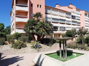 Exterior - Cozy Apt for 4 with Pool, Parking, 150m from Beach in Argelès-sur-Mer (Argelès-sur-Mer)