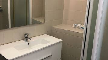 Regadera, secadora de cabello, toallas, jabón