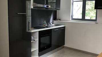 Kühlschrank, Mikrowelle, Ofen, Herdplatte