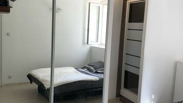 2 habitaciones, tabla de planchar con plancha y cuna de viaje