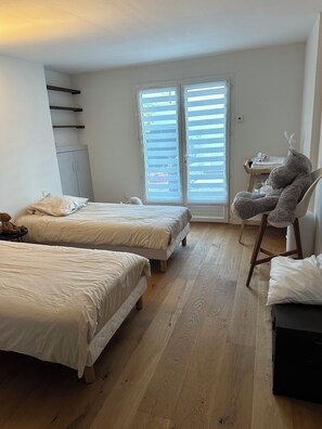 4 bedrooms, iron/ironing board, WiFi, bed sheets