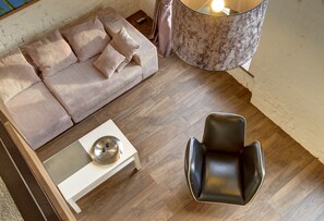 Loft Affaires, Plusieurs lits, foyer, vue sur la ville | Salle de séjour | Téléviseur à écran plat, foyer, films payants