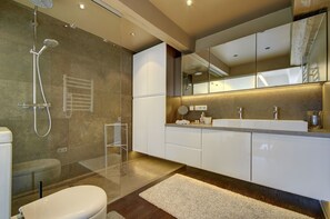 Dusche, kostenlose Toilettenartikel, Haartrockner, Handtücher