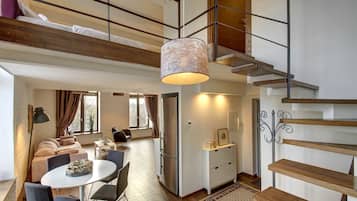 Business Loft, Multiple Beds, Fireplace, City View | Living area
