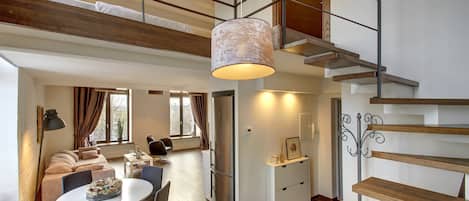 Business-Loft, Mehrere Betten, Kamin, Stadtblick | Wohnbereich
