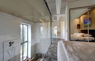 SĂĄbanas de algodĂłn egipcio y caja de seguridad en la habitaciĂłn