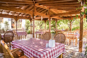 Breakfast, lunch and dinner served - Karia Apart (Datça)