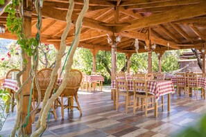 Breakfast, lunch and dinner served - Karia Apart (Datça)