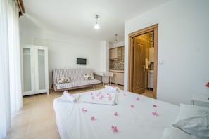 Escritorio, espacio para trabajar con laptop y wifi gratis