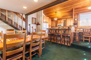 Dining - Snowcreek #320 Spacious, 3 bedroom + loft in Snowcreek phase 2 . Sleeps 10. Amazing Views! (Mammoth Lakes)