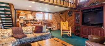 Snowcreek #320 Spacious, 3 bedroom + loft in Snowcreek phase 2 . Sleeps 10. Amazing Views!