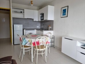 Réfrigérateur, surface de cuisson, congélateur