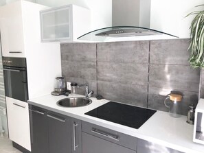 Kjøleskap, mikrobølgeovn, ovn og kokeplater