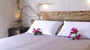A bedroom with a bed, two bedside lamps, and a nightstand. - Boutique Hostal Salinas (Sant Josep de sa Talaia)