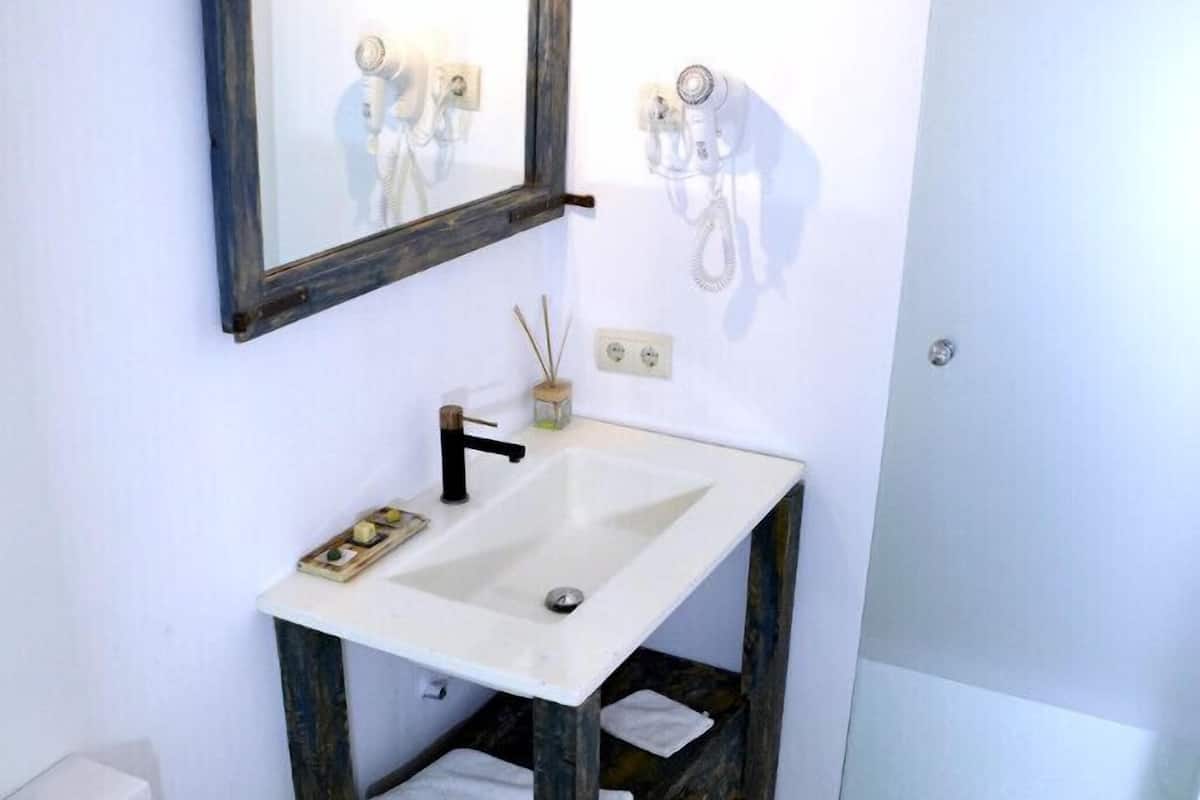 design double room, private bathroom | bathroom