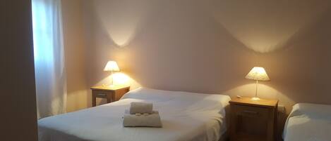 三人房, 多張床, 私人浴室 (AirCon Room) | 免費 Wi-Fi、床單