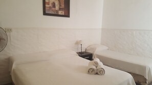 經濟三人房, 多張床, 私人浴室 | 免費無線上網、床單