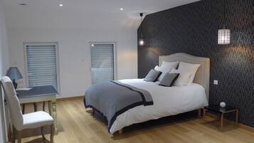 Triple Room (Lanterne) | Soundproofing, iron/ironing board, free WiFi, bed sheets