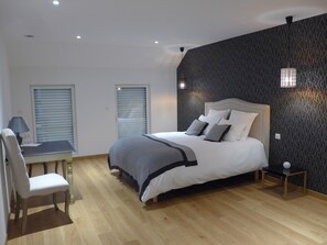 تجهيزات عازلة للصوت ومكواة/لوح كي وواي فاي مجانًا وملاءات أسرّة