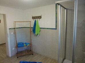 Shower, hair dryer, towels - Ferienwohnung Müller-Aydemir (Kiefersfelden)