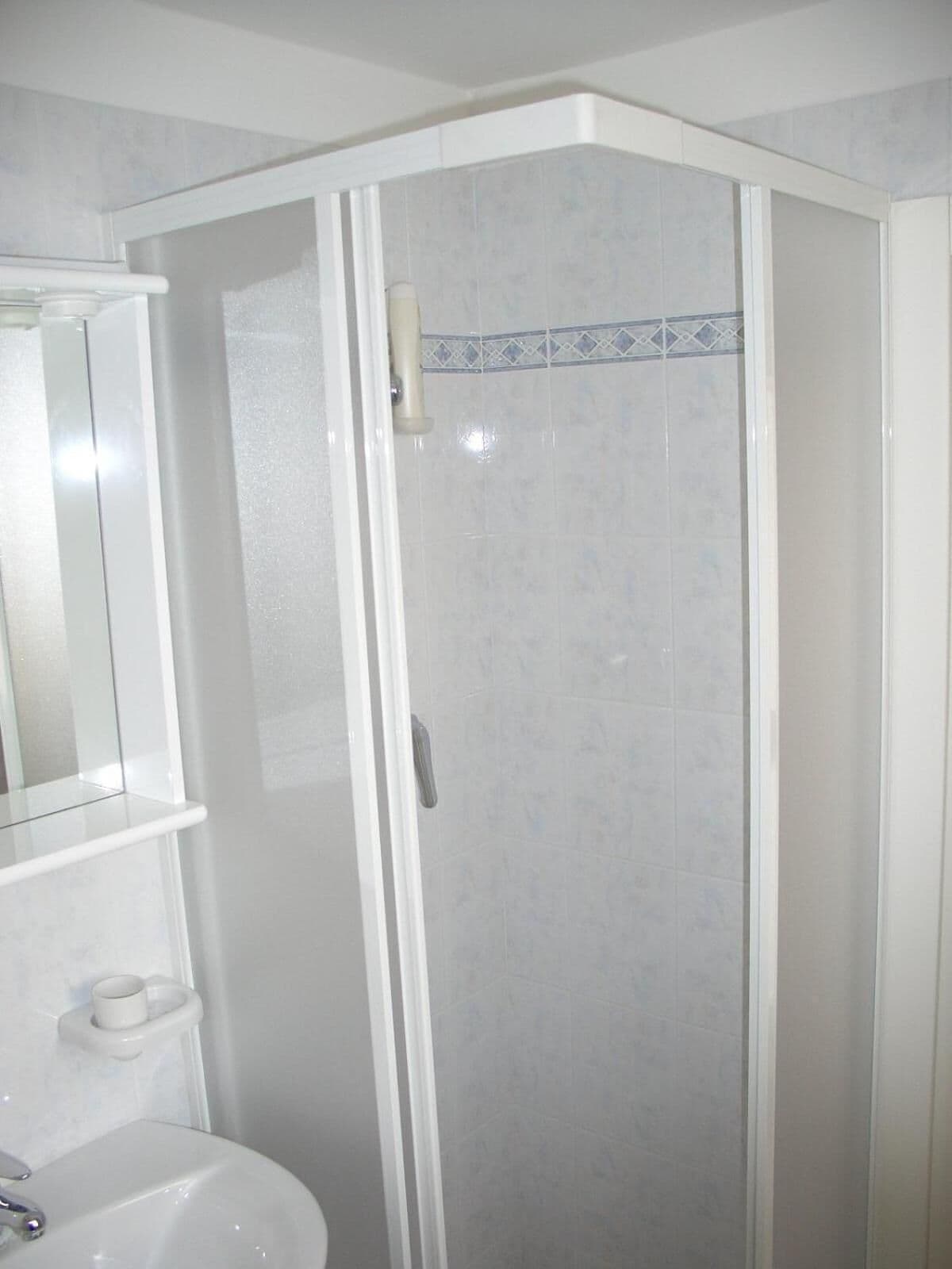 Shower, rainfall showerhead, free toiletries, hair dryer