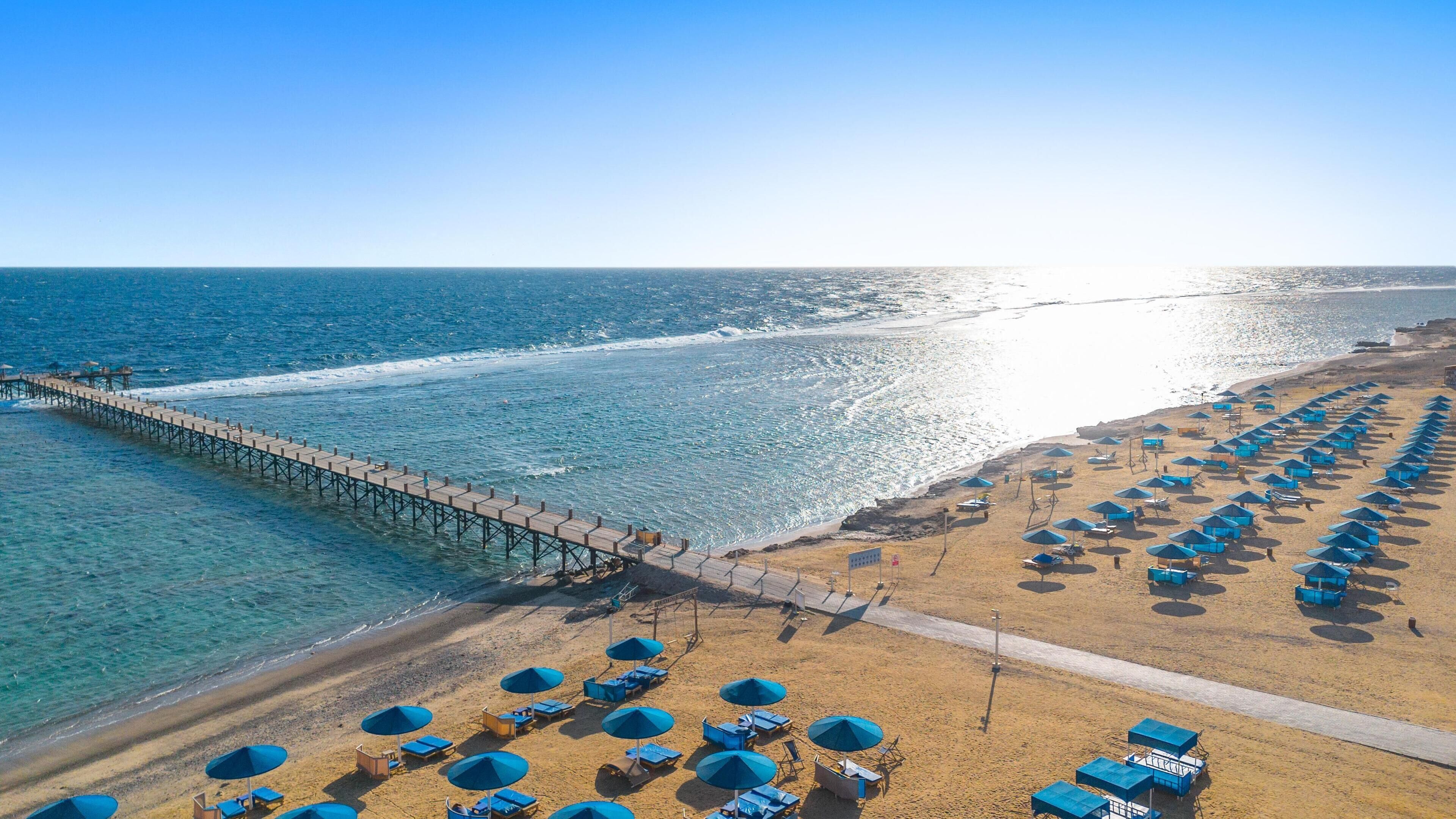Plage privée, chaises longues, parasols, serviettes de plage