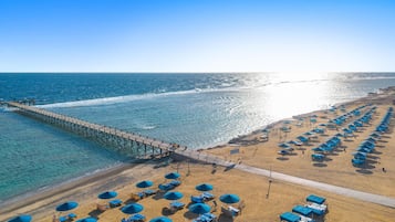 Plage privée, chaises longues, parasols, serviettes de plage