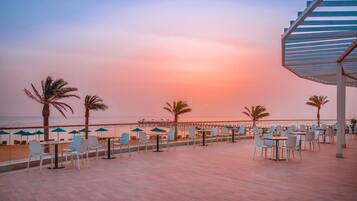 6 restaurants, breakfast, lunch, dinner served; Asian cuisine