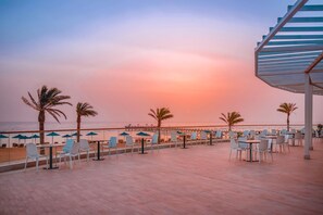 6 restaurants, breakfast, lunch, dinner served; Asian cuisine