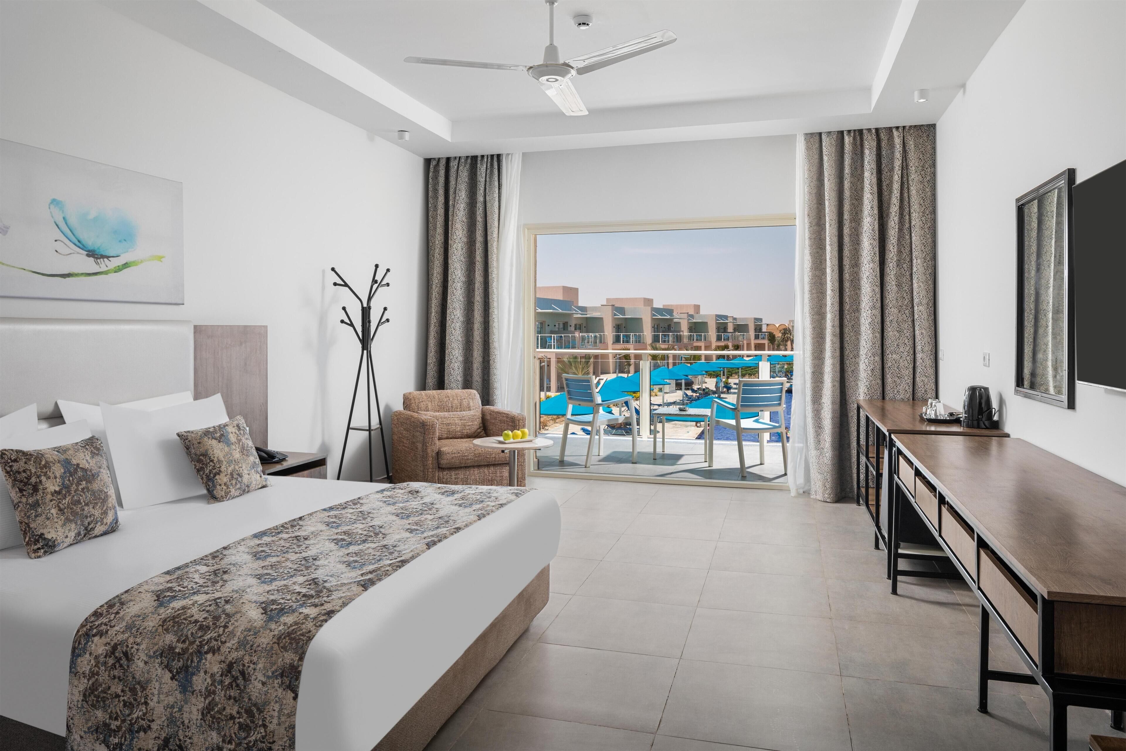 Minibar, värdeförvaringsskåp på rummet och mörkläggningsgardiner