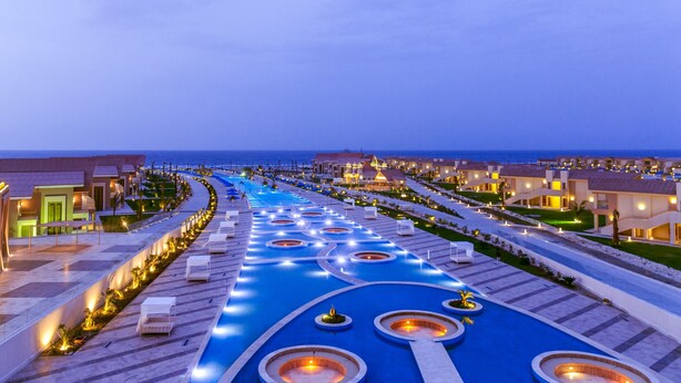 A resort with a central swimming area, multiple pools, and beachfront villas. - Pickalbatros Sea World Resort - Marsa Alam- "Aqua Park" - All inclusive (El Quseir)