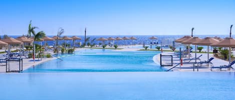 Innenpool, 15 Außenpools, Sonnenschirme, Liegestühle
