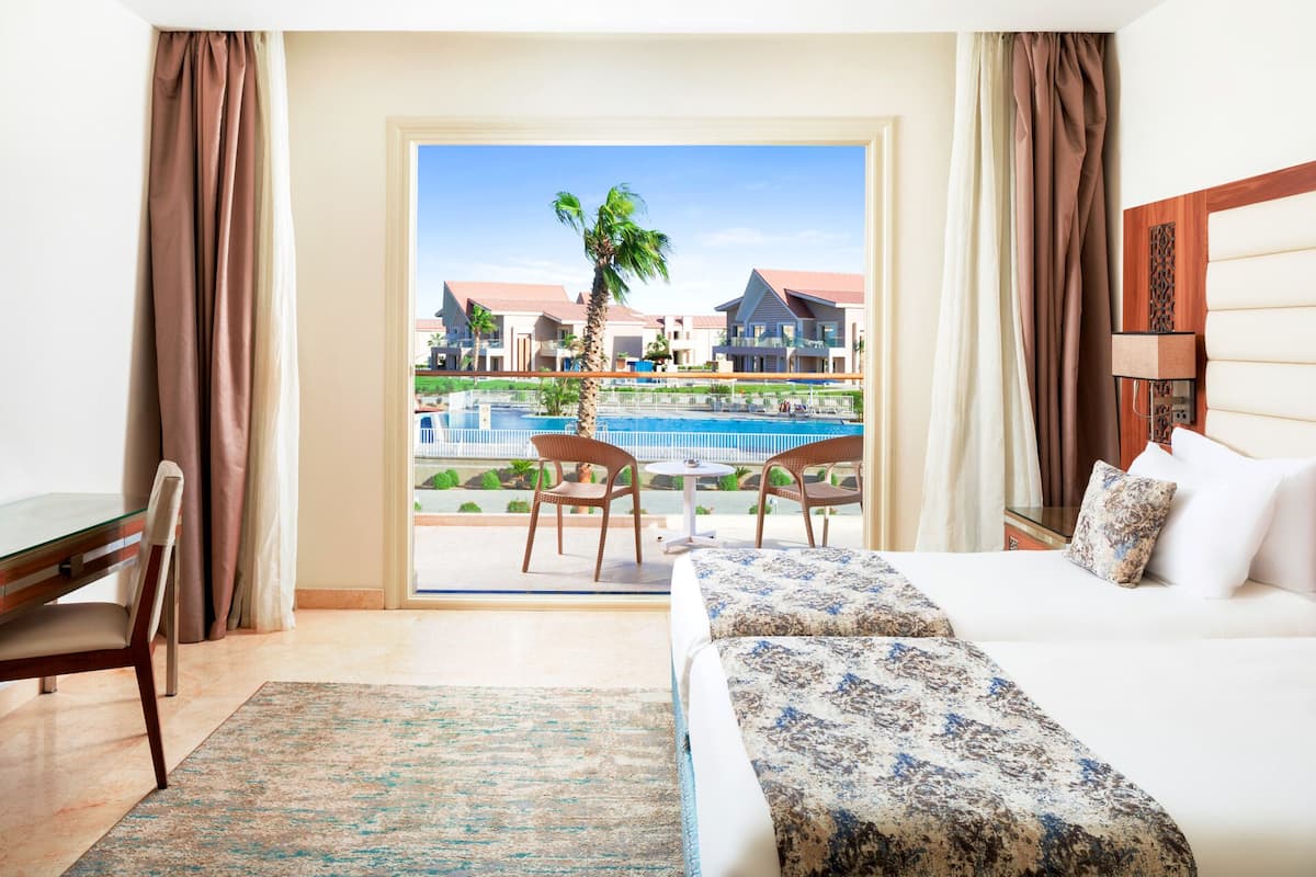 Family Room, Pool View | Minibar, in-room safe, blackout curtains, soundproofing