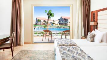 Camera familiare, vista piscina | Minibar, una cassaforte in camera, tende oscuranti, insonorizzazione