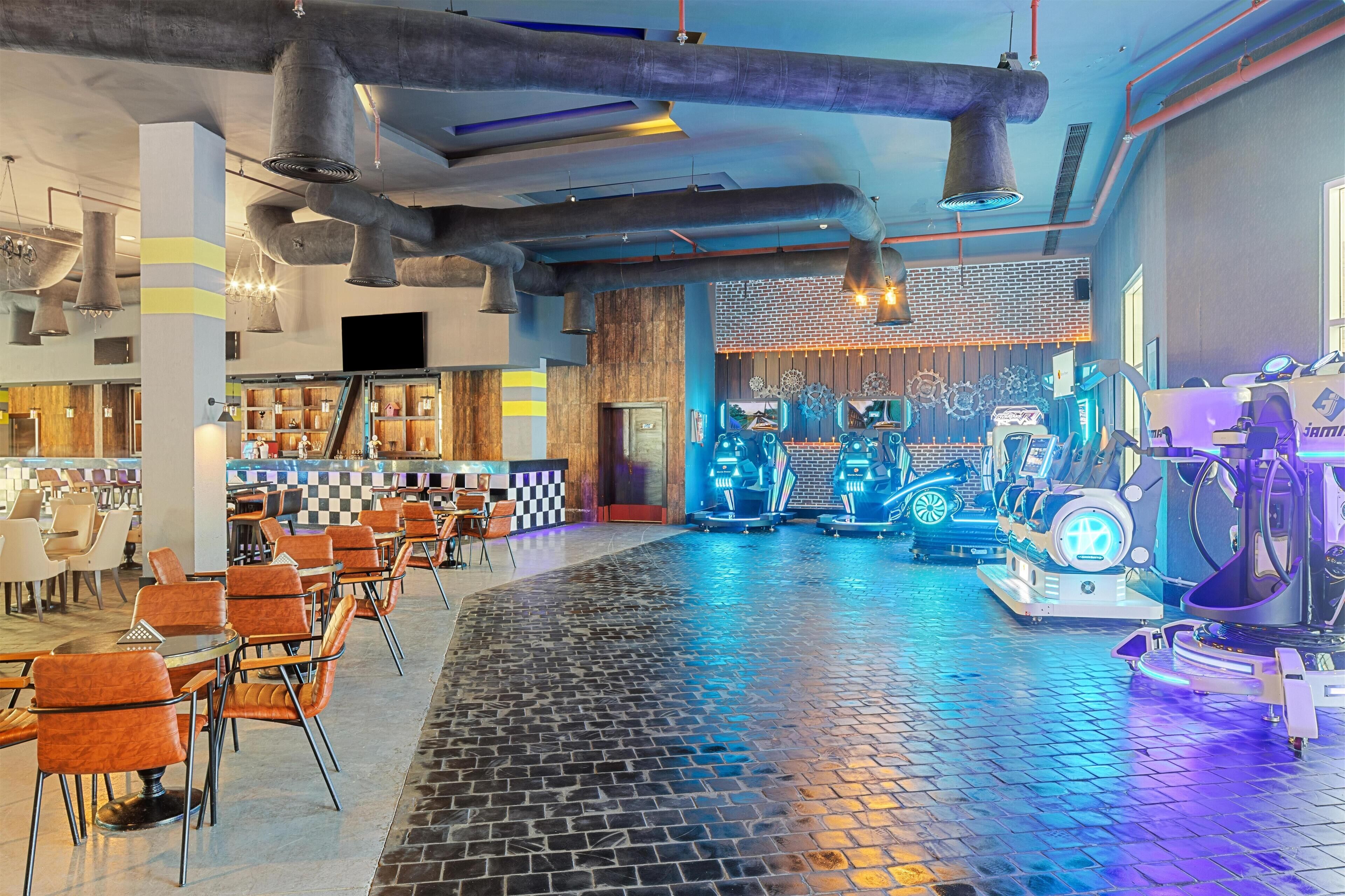 Een moderne bar met zitplaatsen en spelautomaten.