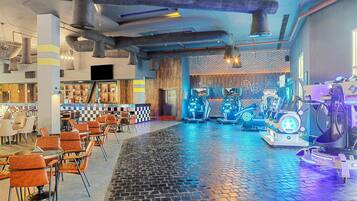 Een moderne bar met zitplaatsen en spelautomaten.
