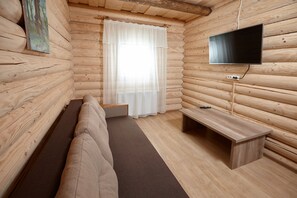 Habitació quàdruple superior | Sala d'estar | Televisor de pantalla plana 