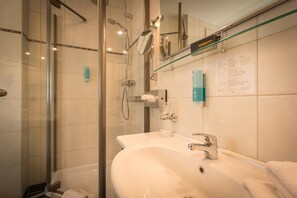 Dybe badekar, gratis toiletartikler, håndklæder