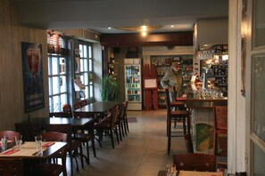 Bar (on property) - Au Bord Du Monde (Neuvy-sur-Barangeon)