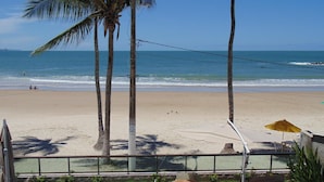 A beachside patio with outdoor seating and a view of the ocean. - Namoa Pousada (Cabo de Santo Agostinho)